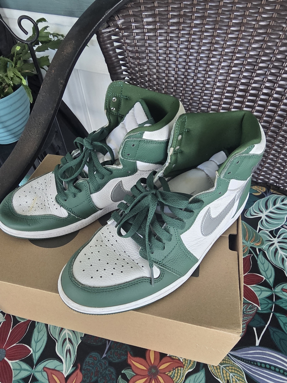 Nike Air-inspired Men’s High-Top Sneakers in Green and White